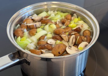 Feshly tavuk ve sebzeli çorba yaptı.