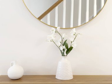 Tarafsız renk ev içi meşe rafı, altın kenar ayna ve beyaz vazo UK