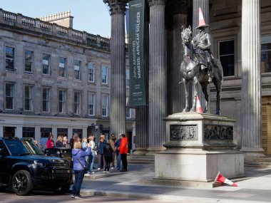Glasgow turistleri, Wellington Dükü Arthur Wellesley 'in binicilik heykeli önünde