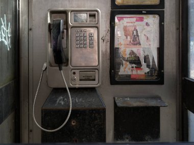 Şehir sokağındaki telefon kulübesinde eski usul para kullanılıyordu.