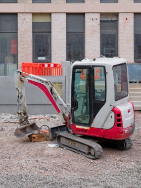 İngiltere şehir merkezindeki inşaat alanında kazı sırasında inşaat alanı kazıcısı