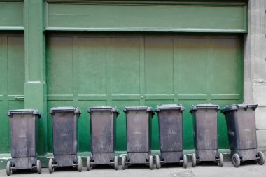 Wheelie, İngiltere açıklarında sığınma tahsilatı için sırada bekliyor.