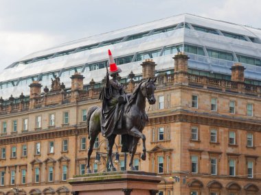 Glasgow turistleri, Wellington Dükü Arthur Wellesley 'in binicilik heykeli önünde