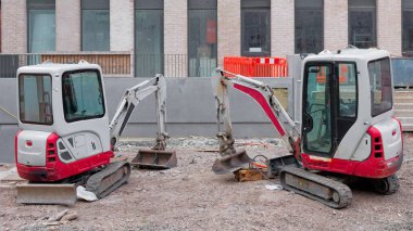 İngiltere şehir merkezindeki inşaat alanında kazı sırasında inşaat alanı kazıcısı