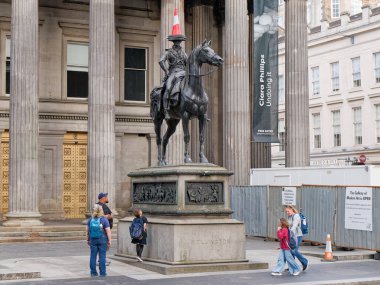 Glasgow, İngiltere, 11 Mayıs 2025, Glasgow turistleri, Wellington Dükü Arthur Wellesley 'in binicilik heykeli önünde