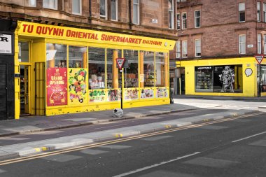 Doğulu süpermarket şehirde aydınlık