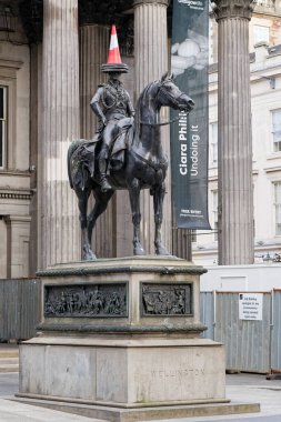 Glasgow, İngiltere, 11 Mayıs 2025, Glasgow turistleri, Wellington Dükü Arthur Wellesley 'in binicilik heykeli önünde