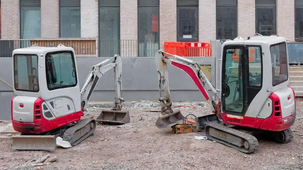 İngiltere şehir merkezindeki inşaat alanında kazı sırasında inşaat alanı kazıcısı