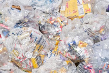 Çöp toplama grevi sırasında siyah plastik torbalar dolu ve sokakta bırakılmış.