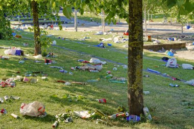 Futbol galibiyeti kutlamalarının ardından parkta bırakılan çöpler