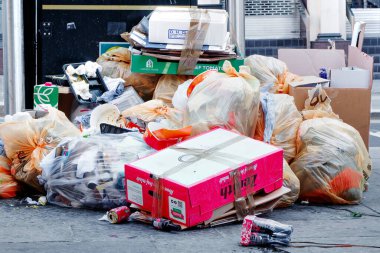 Futbolun galibiyet kutlamaları sonrasında sokakta bırakılan çöpler