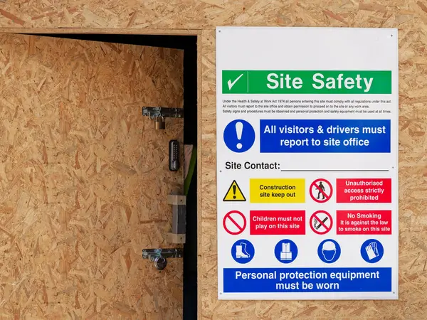 İngiltere girişinde inşaat alanı sağlık ve güvenlik tabelası
