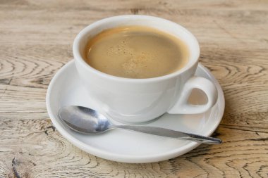 Bir fincan siyah americano kahvesi, beyaz çay tabağı İngiltere 'de. 