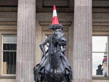 Glasgow turistleri, Wellington Dükü Arthur Wellesley 'in binicilik heykeli önünde