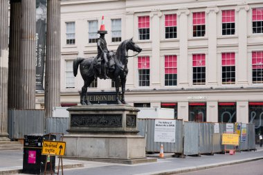 Glasgow turistleri, Wellington Dükü Arthur Wellesley 'in binicilik heykeli önünde