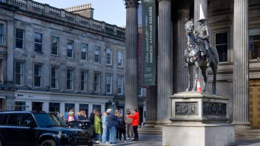 Glasgow turistleri, Wellington Dükü Arthur Wellesley 'in binicilik heykeli önünde
