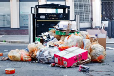 İşçiler İngiltere 'yi vurduğu için çöp ve atıklar artıyor, toplanmıyor