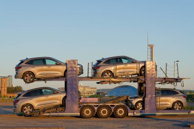 Yeni arabalar satış mağazasına taşınıyor.