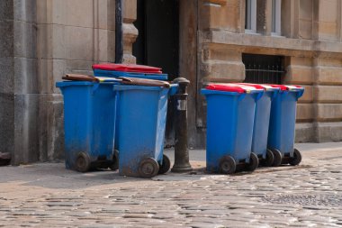 Wheelie, İngiltere açıklarında sığınma tahsilatı için sırada bekliyor.