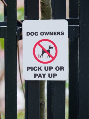 İngiltere 'de köpek sahipleri için faul işareti yok.