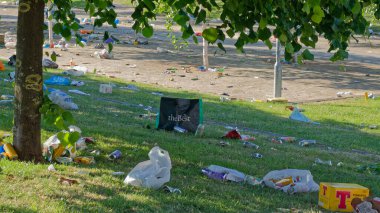 Futbol galibiyeti kutlamalarının ardından parkta bırakılan çöpler