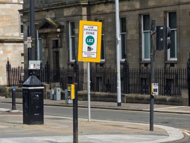 Glasgow şehir merkezinde düşük emisyon bölgesi tabelası tüm araçlar için uygulanmaktadır.