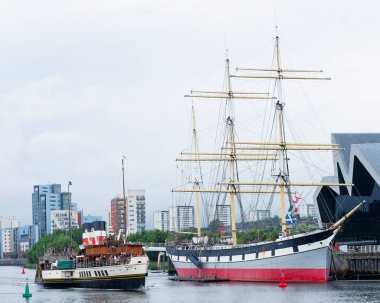 Waverley buharlı gemisi Glasgow 'a dönerken nakliye müzesini ve uzun gemiyi geçiyor.