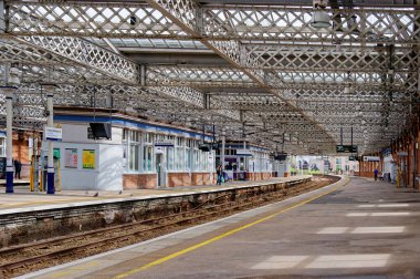 Waverley buharlı gemisi Glasgow 'a dönerken nakliye müzesini ve uzun gemiyi geçiyor.