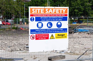İngiltere girişinde inşaat alanı sağlık ve güvenlik tabelası