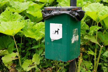 Kamu parkında çöp torbaları için çöp kutusu.