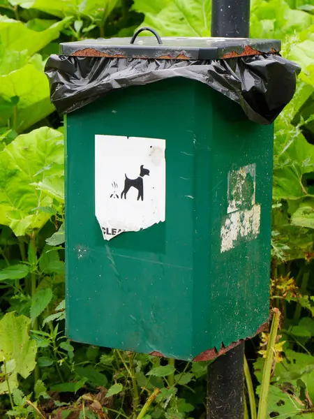 Kamu parkında çöp torbaları için çöp kutusu.