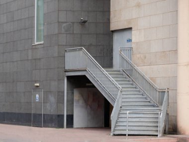 Birleşik Krallık 'tan çıkmak için metal merdiven ve demiryolu.