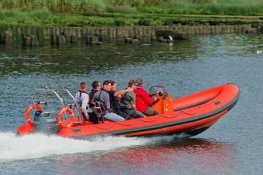 Eğlence macerası için Clyde Nehri boyunca tekne gezisi.