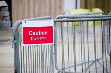 İngiltere girişinde inşaat alanı sağlık ve güvenlik tabelası