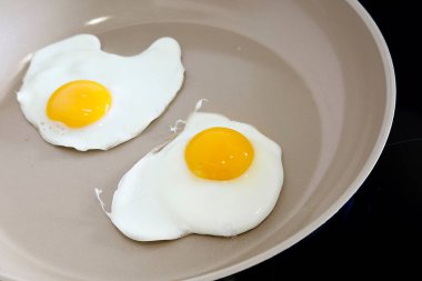 İngiltere seramik tavasında taze yumurta kızartılıyor.