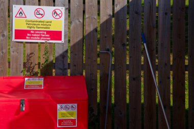 İngiltere Duvarı 'nda son derece yanıcı sağlık ve güvenlik işareti var.