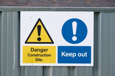 İngiltere girişinde inşaat alanı sağlık ve güvenlik tabelası