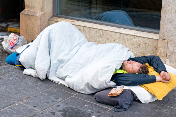 Бездомный, спящий в центре города
