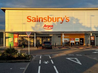 Sainbury süpermarketlerindeki perakende mağazaları için reklam pankartları 