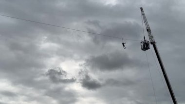 Glasgow 'daki Clyde Nehri' nin üzerinden İngiltere 'ye bağış toplamak için zip kaydırağı.