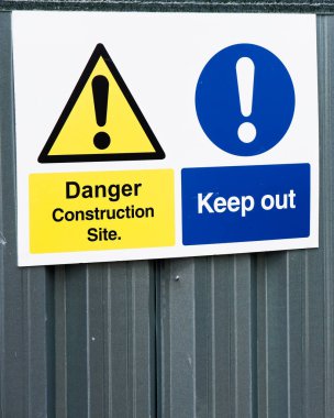 İngiltere girişinde inşaat alanı sağlık ve güvenlik tabelası