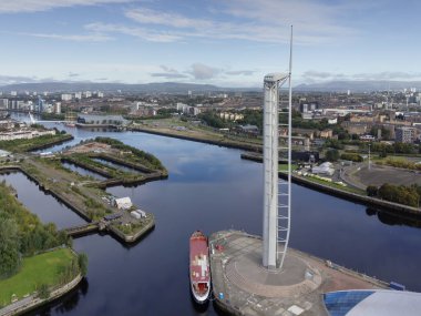 Glasgow Bilim Merkezi Kulesi ve Clyde Nehri İngiltere