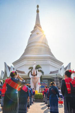 Udon Thani, Tayland, 28 Şubat 2019 - Pagoda Wat Pa Ban Kho tapınağı, geleneksel Thai dansı ile.