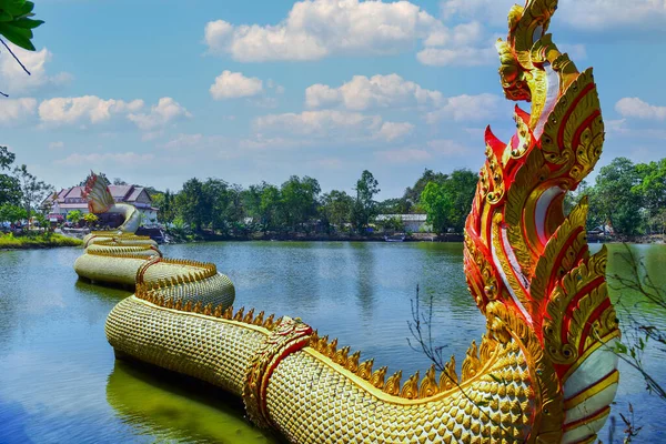 Stucco, Tayland 'ın Wat Pa Sri Daram Tapınağı' ndaki gölde büyük bir yılan olarak resmedildi. En ünlü tapınak. Dini heykel, kamusal nesne. Fikir Özelliği Değil.