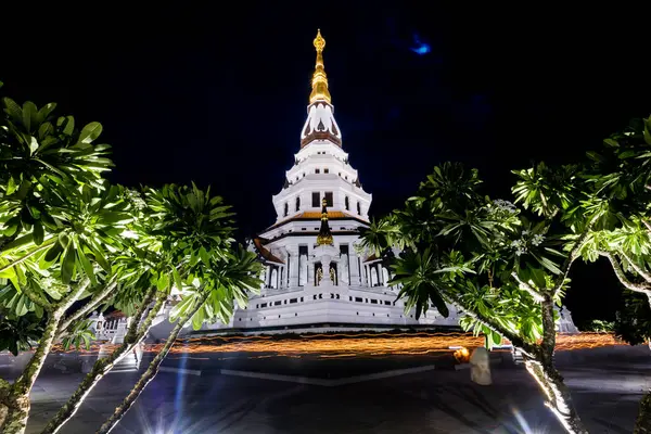 Pagoda Wat Mat Chi Ma Wat Tapınağı 'ndaki mum ışığı Udon Thani, Tayland.