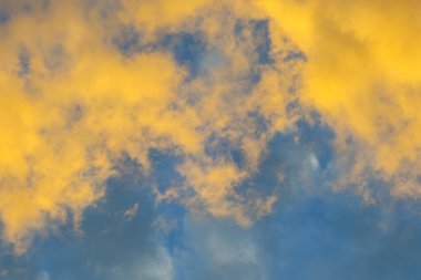 Güzel gökyüzü. Cumulonimbus bulutu ve sirrus bulutu.