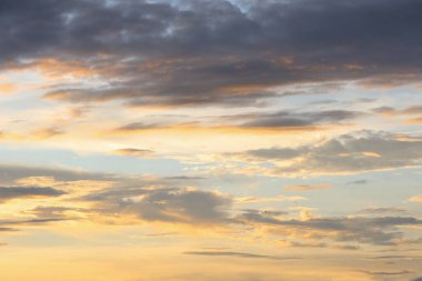 Güzel gökyüzü. Cumulonimbus bulutu ve sirrus bulutu.