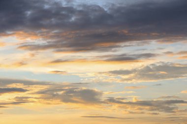 Güzel gökyüzü. Cumulonimbus bulutu ve sirrus bulutu.