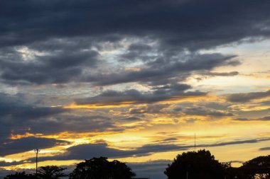 Güzel gökyüzü. Cumulonimbus bulutu ve sirrus bulutu.