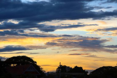 Güzel gökyüzü. Cumulonimbus bulutu ve sirrus bulutu.